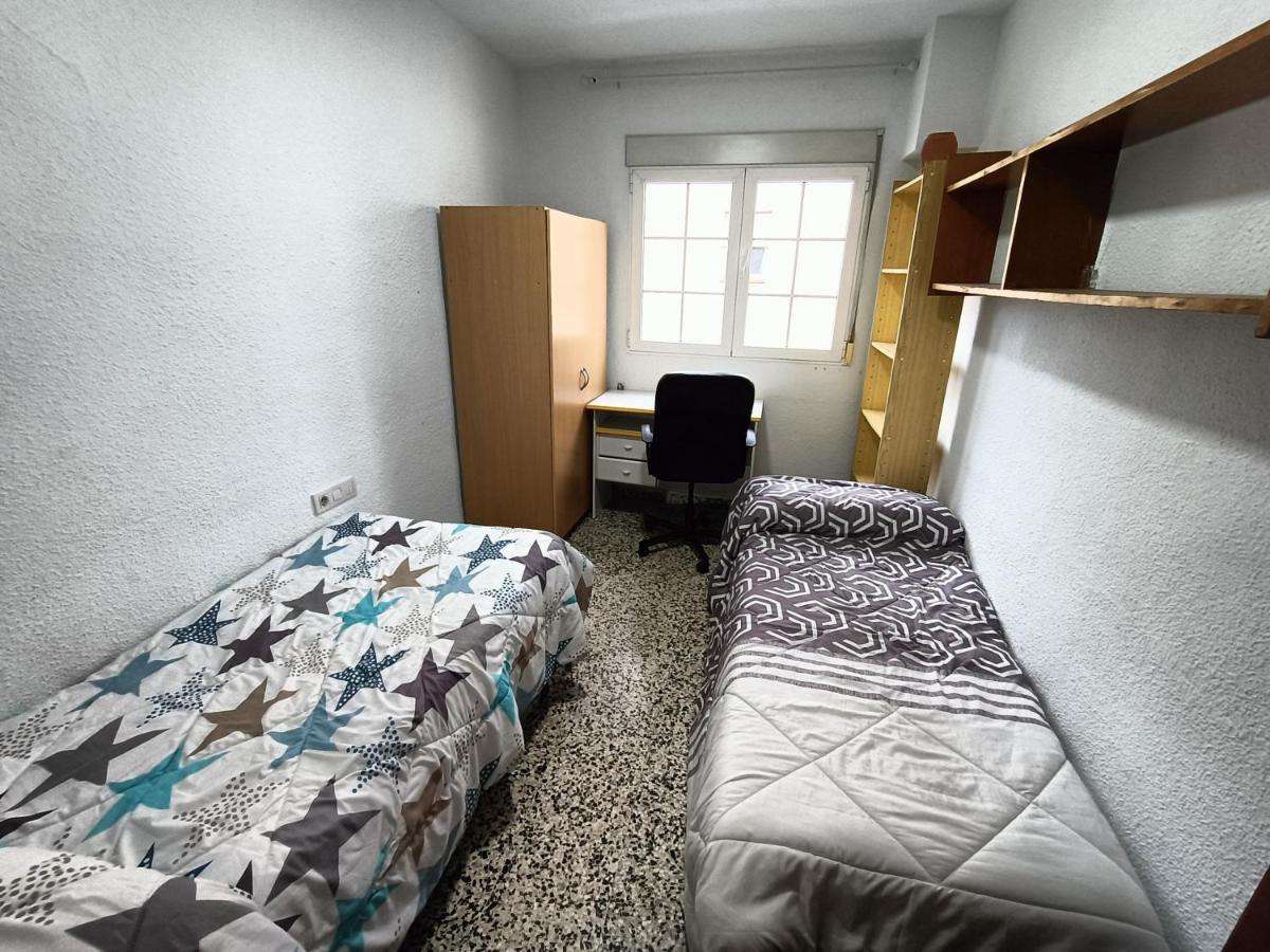 Apartamento 3 Dormitorios Frente A Hospital De Traumatologia Granada Luaran gambar